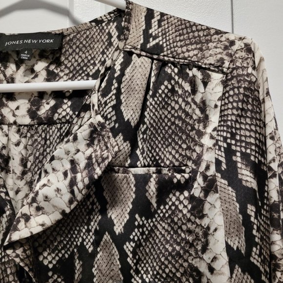 Jones New York ruffle front sleeved blouse - Picture 4 of 6